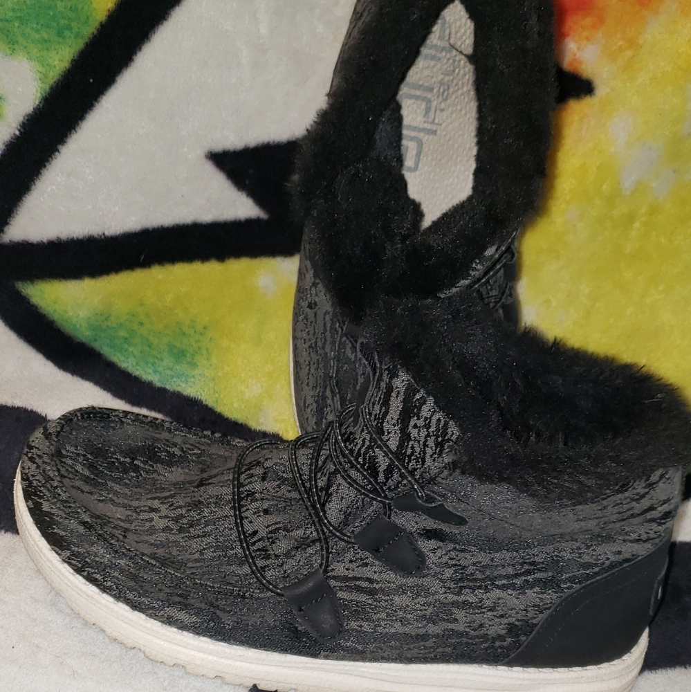 Hey Dude Boots Size 8 Black with black faux fur inside